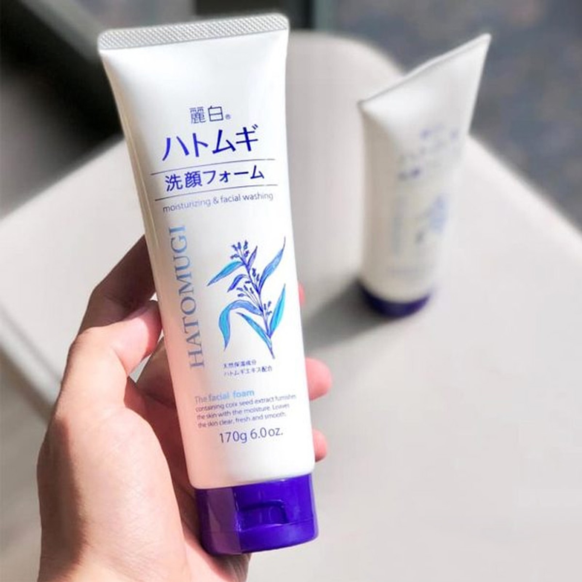 Sữa rửa mặt trắng da Hatomugi chiết xuất Ý Dĩ 170g - góc nghiêng