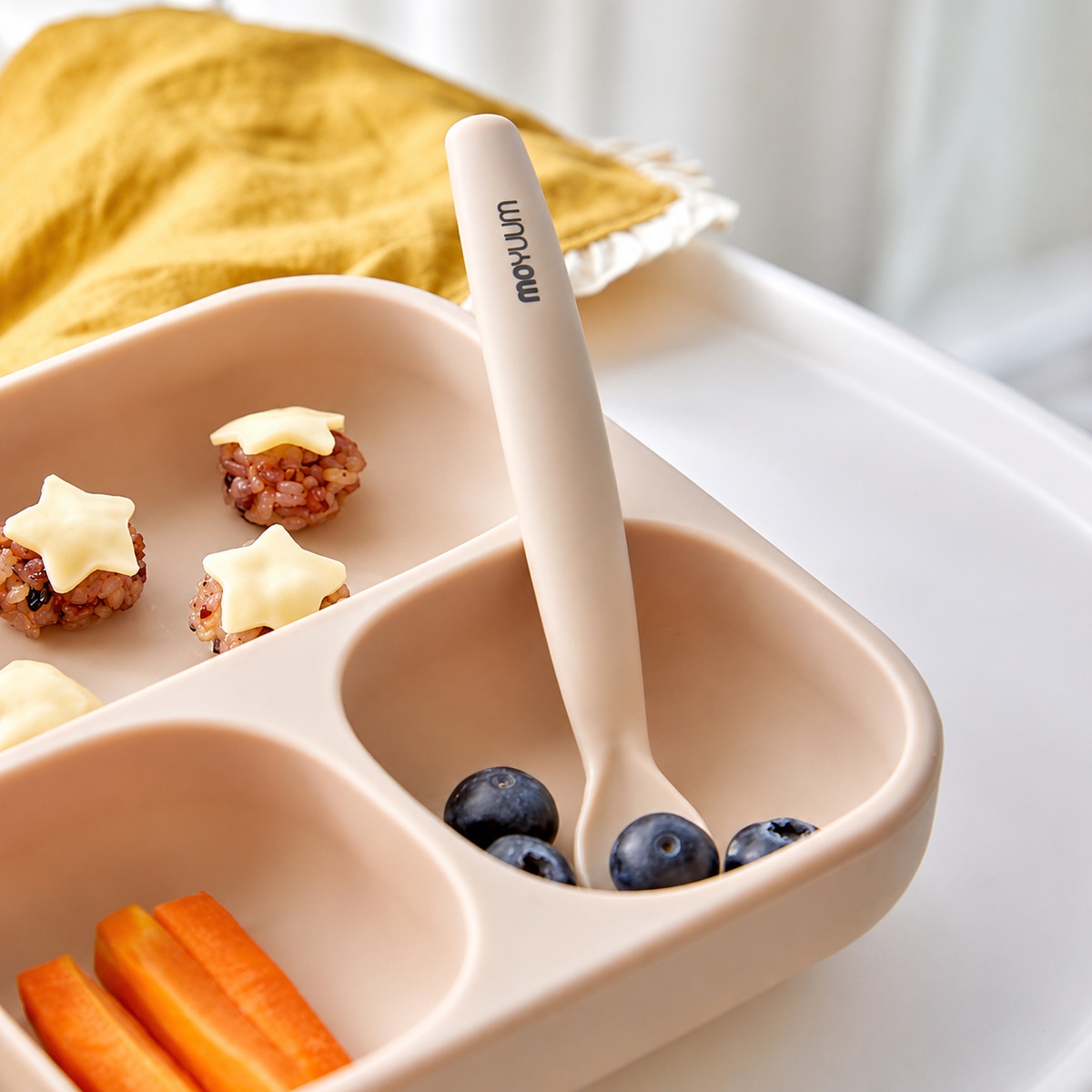 Set 2 thìa ăn dặm silicone Moyuum Premium (Be ghi) - mặt phải