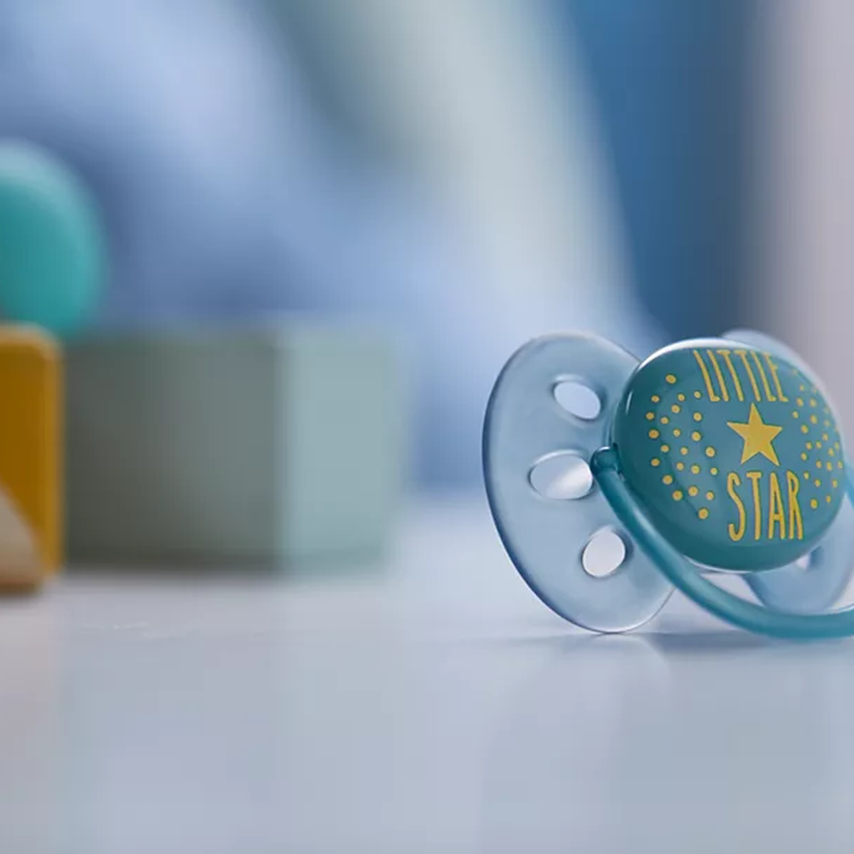 Ty ngậm Philips Avent SCF528/01 cho bé 6-18M - Màu xanh - góc nghiêng