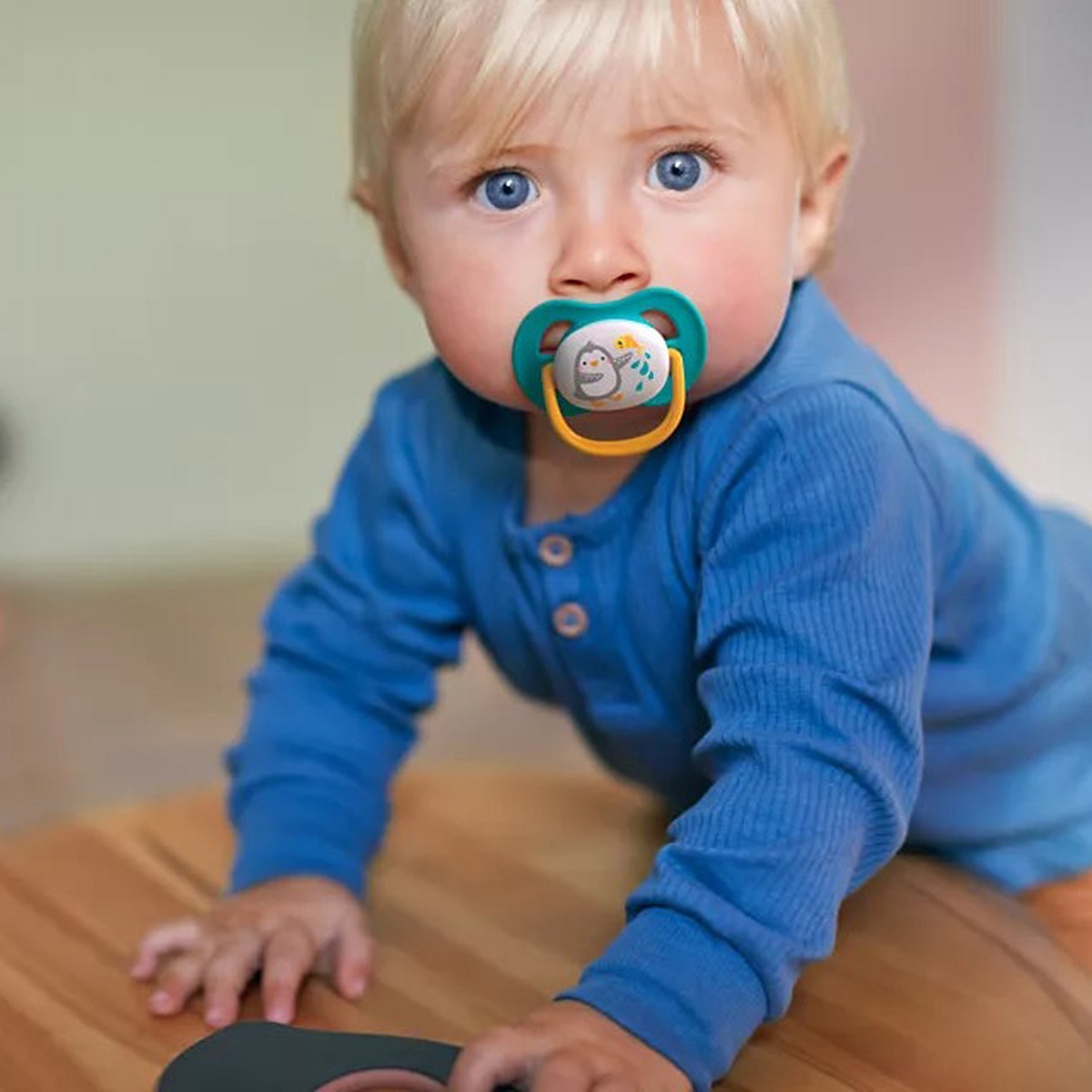 Ty ngậm thông khí lime Philips Avent 6-18M SCF080/07 vỉ đôi (Xanh, Vàng) - góc nghiêng