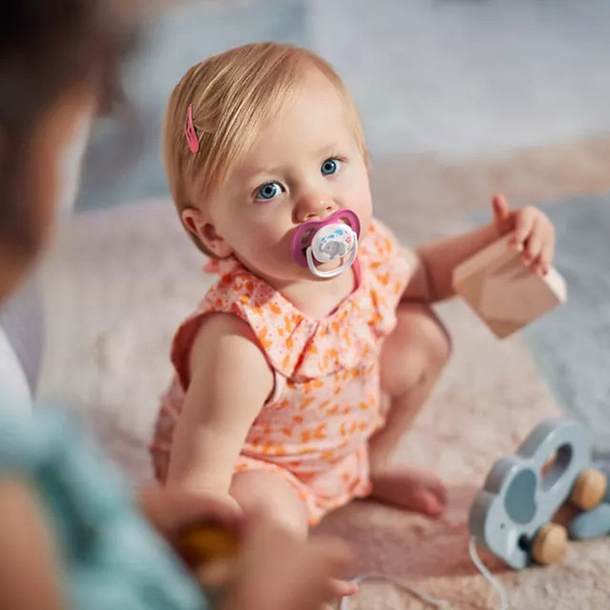 Ty ngậm thông khí lime Philips Avent 6-18M SCF080/08 vỉ đôi (Hồng, tím) - góc nghiêng