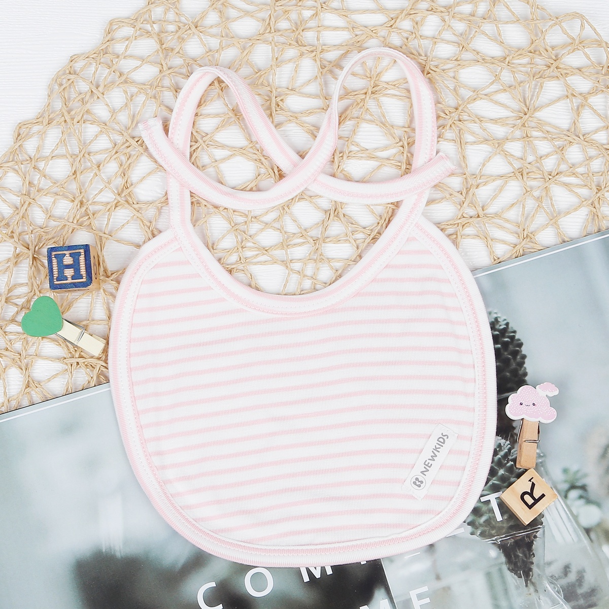 Yếm tròn bé gái Otis kẻ trắng hồng KidsPlaza ND22T - mặt trái