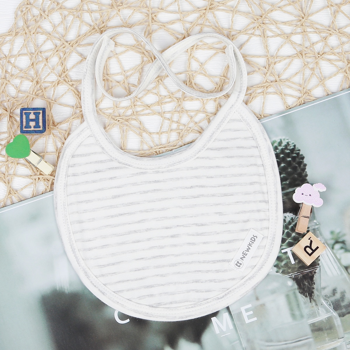Yếm tròn Otis bé trai kẻ ghi KidsPlaza ND22T - mặt trái