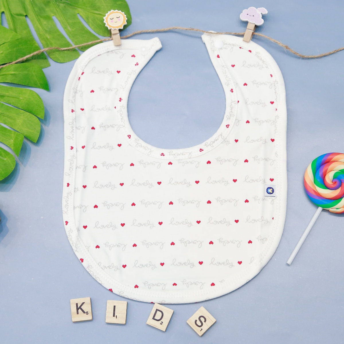 Yếm tròn in hình tim Otis KidsPlaza ND22H trắng  - mặt phải