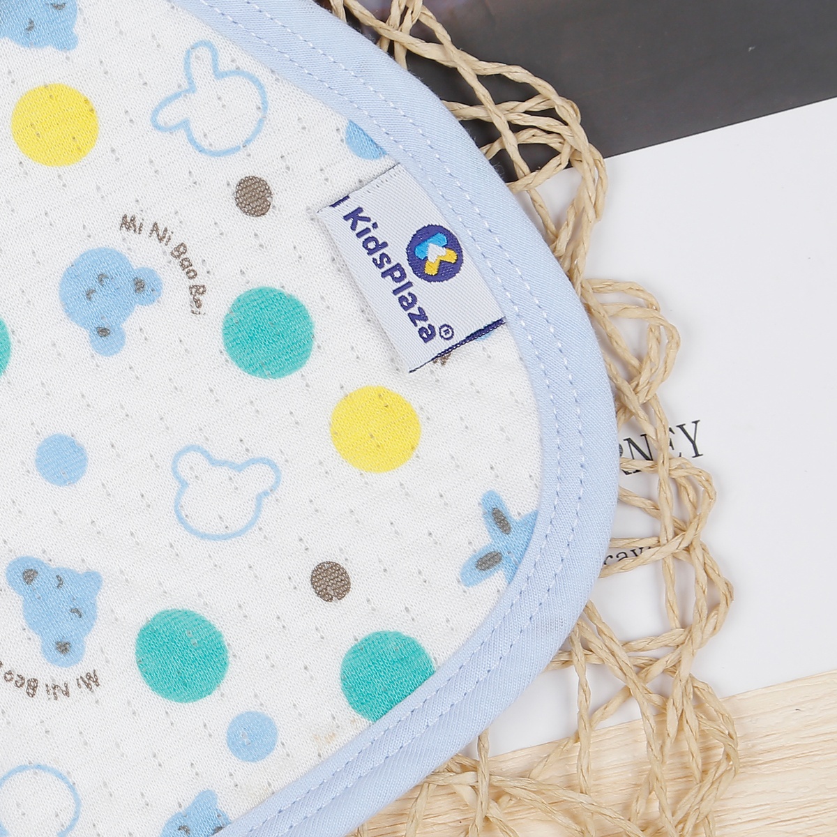 Yếm tròn xốp bông KidsPlaza - mặt sau