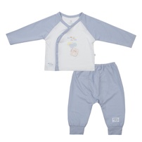 Bộ dài cài lệch KidsPlaza modal gấu đứng HN26T (Trắng xanh)