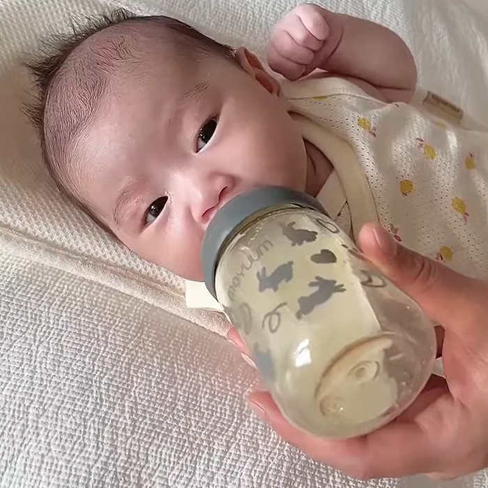 Bình sữa Moyuum màu xám in hình thỏ Rabbit 170ml - video