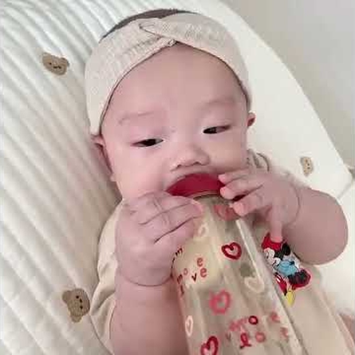 Bình sữa Moyuum Red Love 270ml  - video