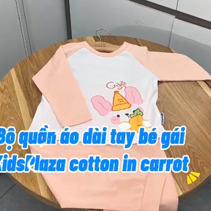 Bộ quần áo dài tay bé gái KidsPlaza cotton in carrot M25T (Trắng hồng) - video