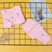 Bộ sơ sinh cài giữa hình chú lợn con in thân Mamago NĐ19 (Hồng) - mặt trước