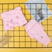 Quần áo sơ sinh cài vai in tay hình chú lợn Mamago NĐ19 (Hồng) - mặt trước