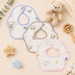 Set 2 yếm chống thấm ép vải xô KidsPlaza TM26 (Mẫu ngẫu nhiên) - mặt trái