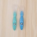 Thìa ăn đôi silicone Basilic D1414 (Màu ngẫu nhiên) - mặt trước