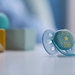 Ty ngậm Philips Avent SCF528/01 cho bé 6-18M - Màu xanh - góc nghiêng
