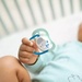 Ty ngậm thông khí lime Philips Avent 0-6M SCF080/05 vỉ đôi (Xanh, Vàng) - góc nghiêng