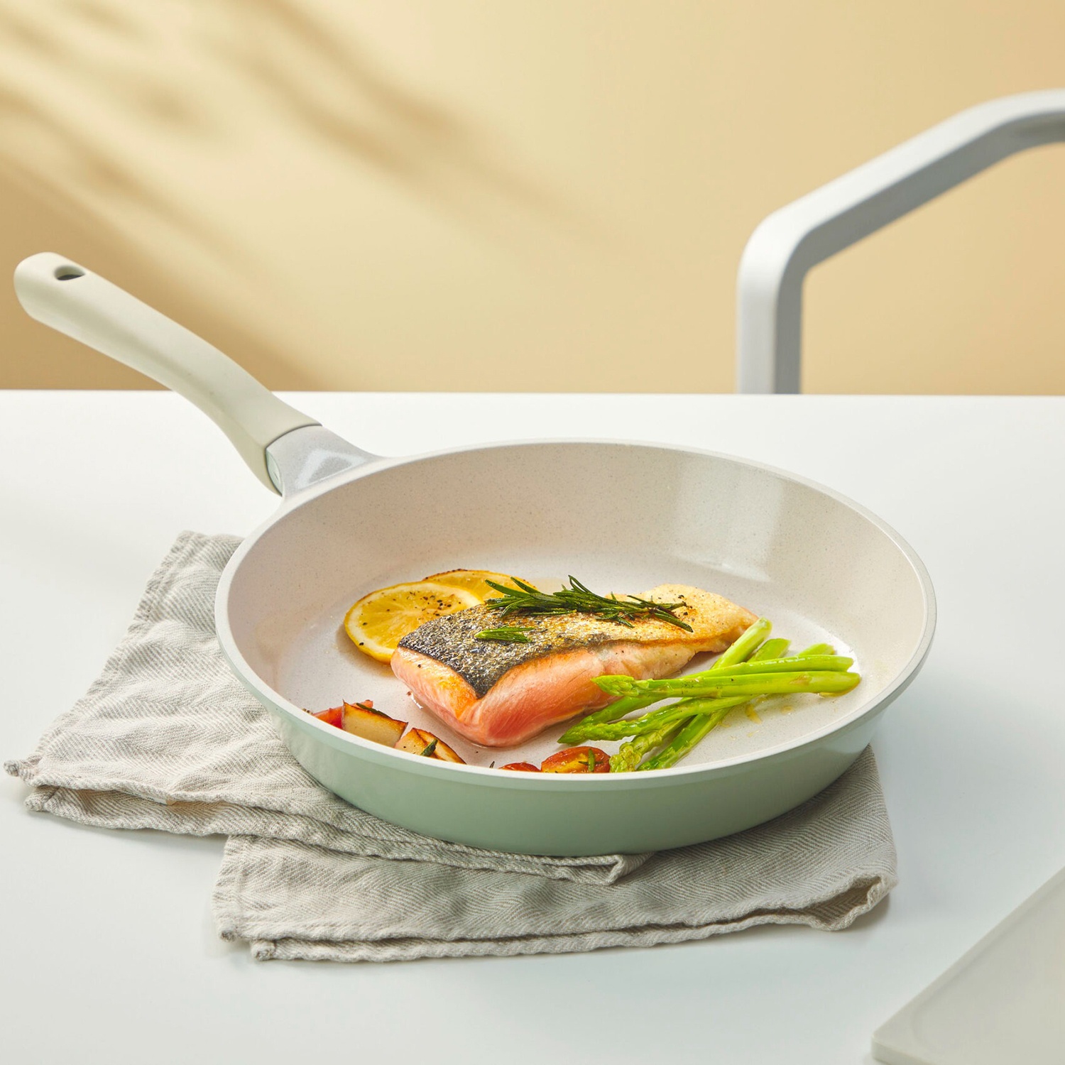 Chảo cao cấp Omi Simple Inochi 24cm (Màu ngẫu nhiên) hình 3