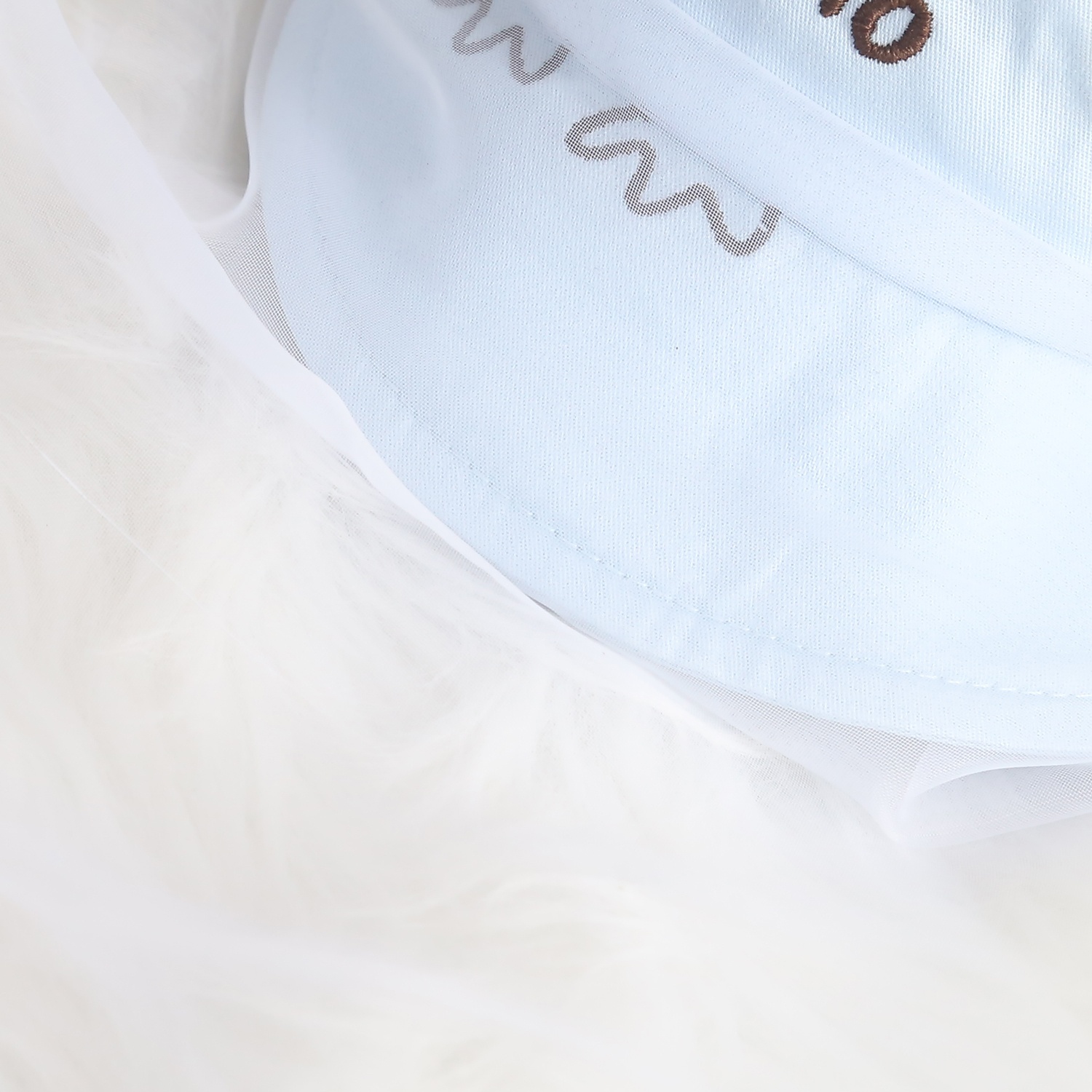 Đặc điểm nổi bật của mũ lưỡi trai KidsPlaza:  Thiết kế thời trang: Mũ lưỡi trai phủ voan KidsPlaza có kiểu dáng lưỡi trai trẻ trung, kết hợp cùng họa tiết in hình khủng long ngộ nghĩnh, tạo điểm nhấn cho phong cách của bé.  Chất liệu cao cấp: Mũ được làm từ 100% cotton mềm mại, thoáng mát, thấm hút mồ hôi tốt, giúp bé thoải mái khi đội. Lớp voan phủ bên ngoài tạo sự nhẹ nhàng, bay bổng, phù hợp với thời tiết nắng nóng.