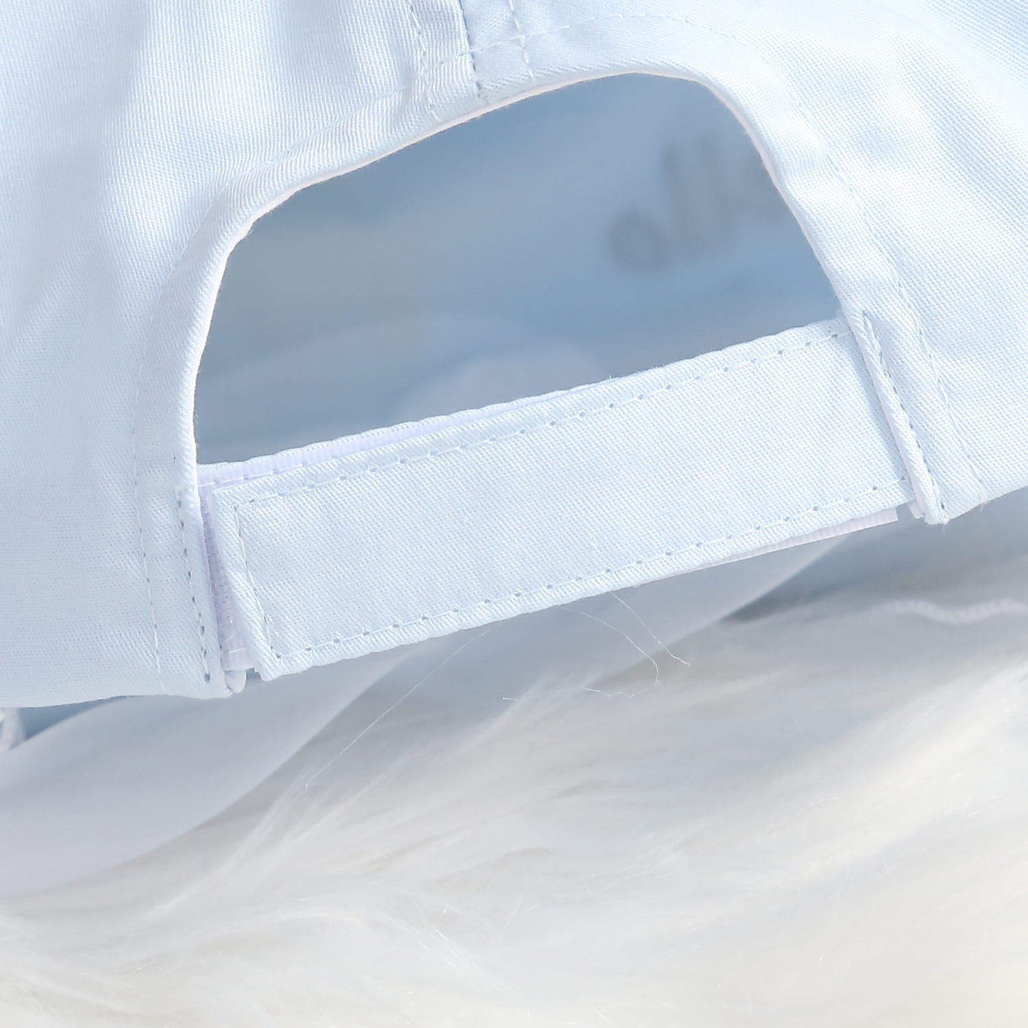 Đặc điểm nổi bật của mũ lưỡi trai KidsPlaza:  Thiết kế thời trang: Mũ lưỡi trai phủ voan KidsPlaza có kiểu dáng lưỡi trai trẻ trung, kết hợp cùng họa tiết in hình khủng long ngộ nghĩnh, tạo điểm nhấn cho phong cách của bé.  Chất liệu cao cấp: Mũ được làm từ 100% cotton mềm mại, thoáng mát, thấm hút mồ hôi tốt, giúp bé thoải mái khi đội. Lớp voan phủ bên ngoài tạo sự nhẹ nhàng, bay bổng, phù hợp với thời tiết nắng nóng.