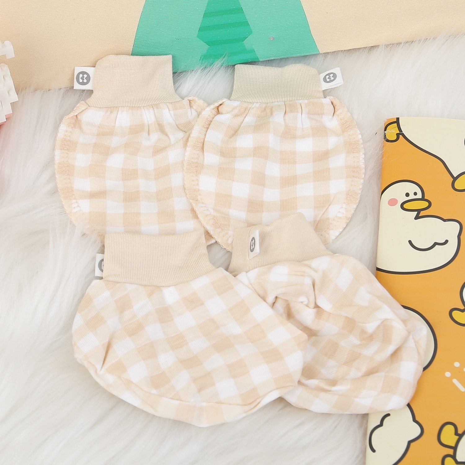 Set bao tay, bao chân KidsPlaza Otis ND24H kẻ vuông (Màu be) hình 2