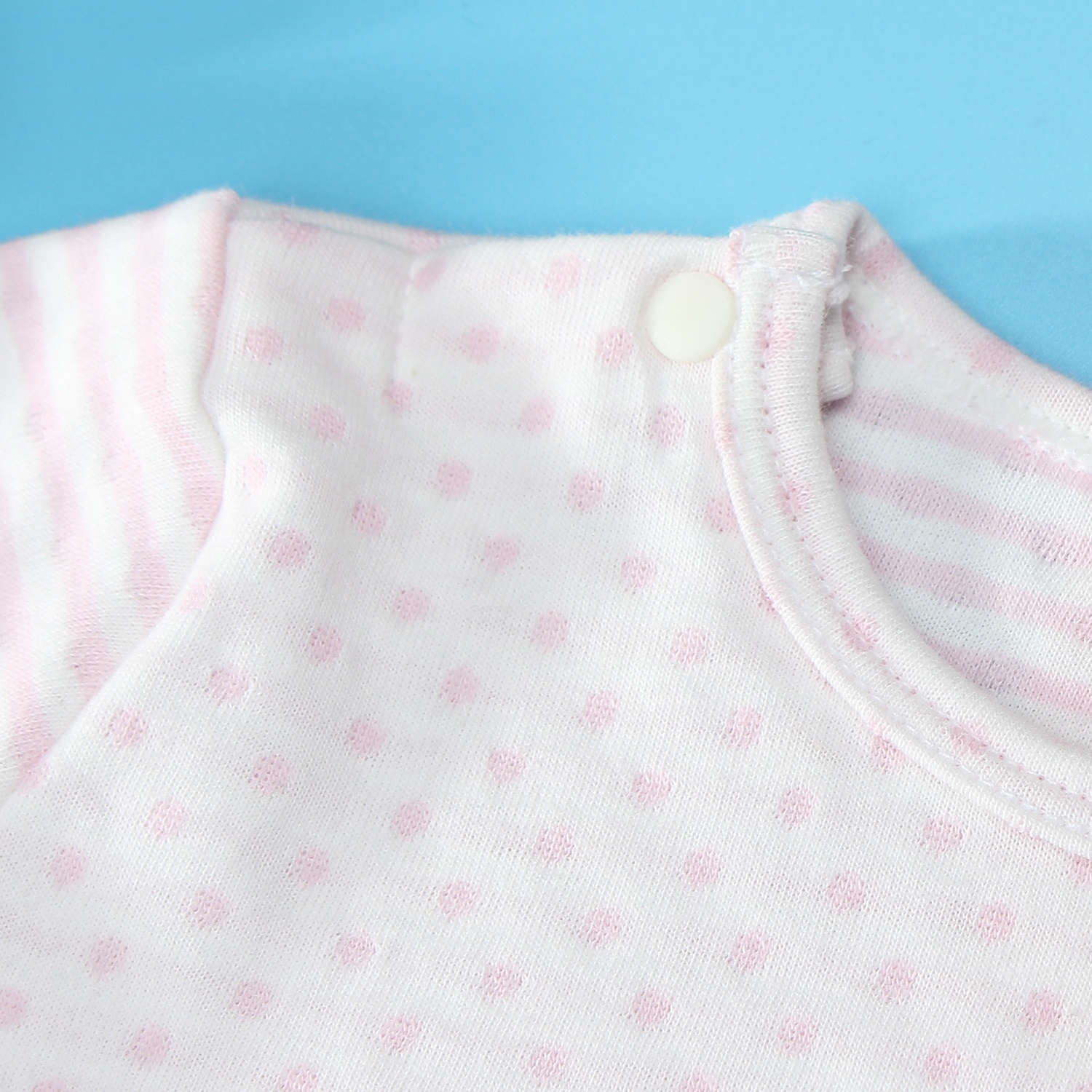 Bộ quần áo dài tay cài vai Kiza kẻ trắng hồng  hình 2