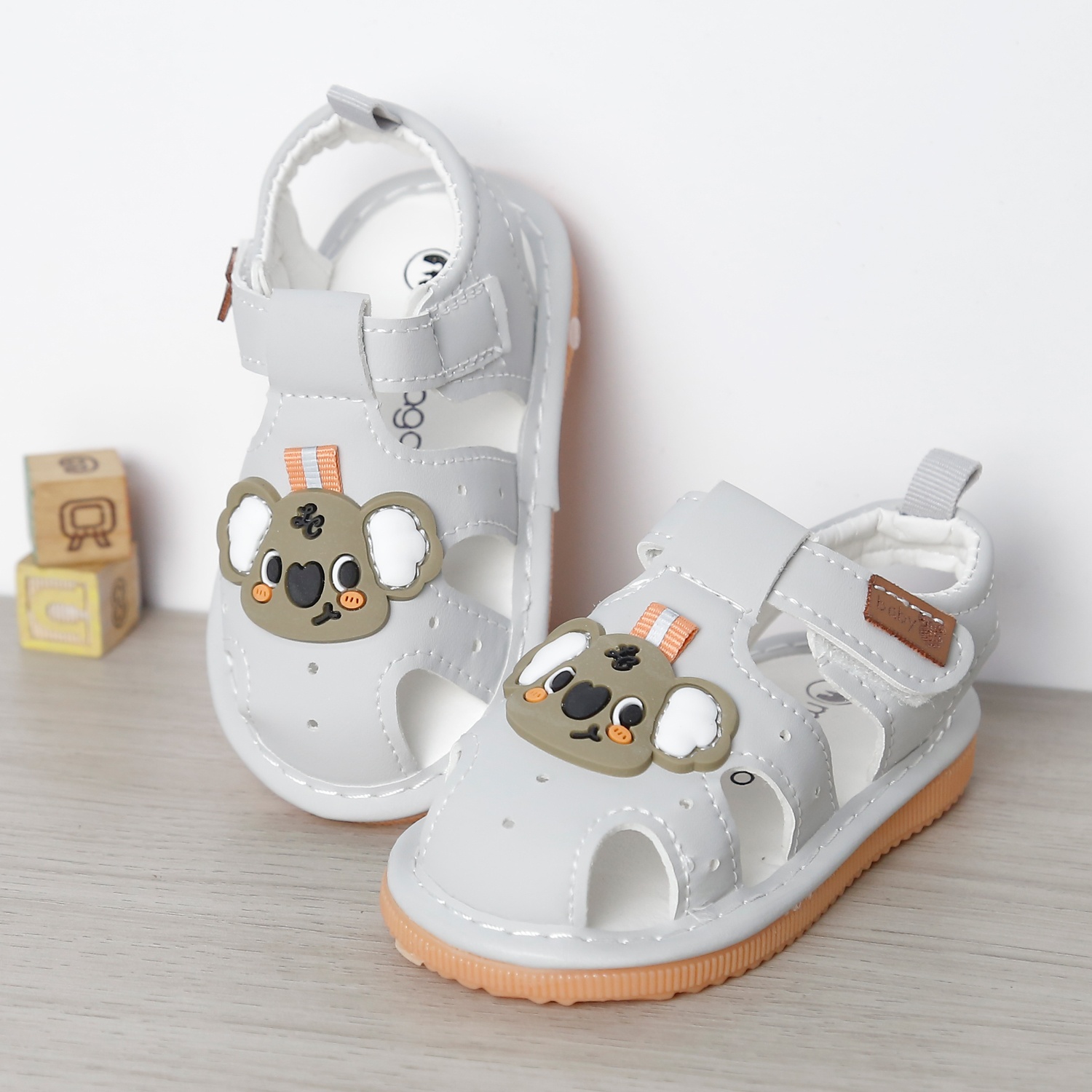 Dép sandal tập đi kèn Mamago 25M-S3 gắn Koala (Xám)