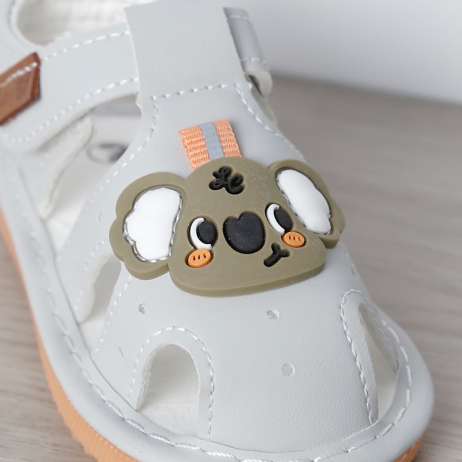 Dép sandal tập đi kèn Mamago 25M-S3 gắn Koala (Xám)