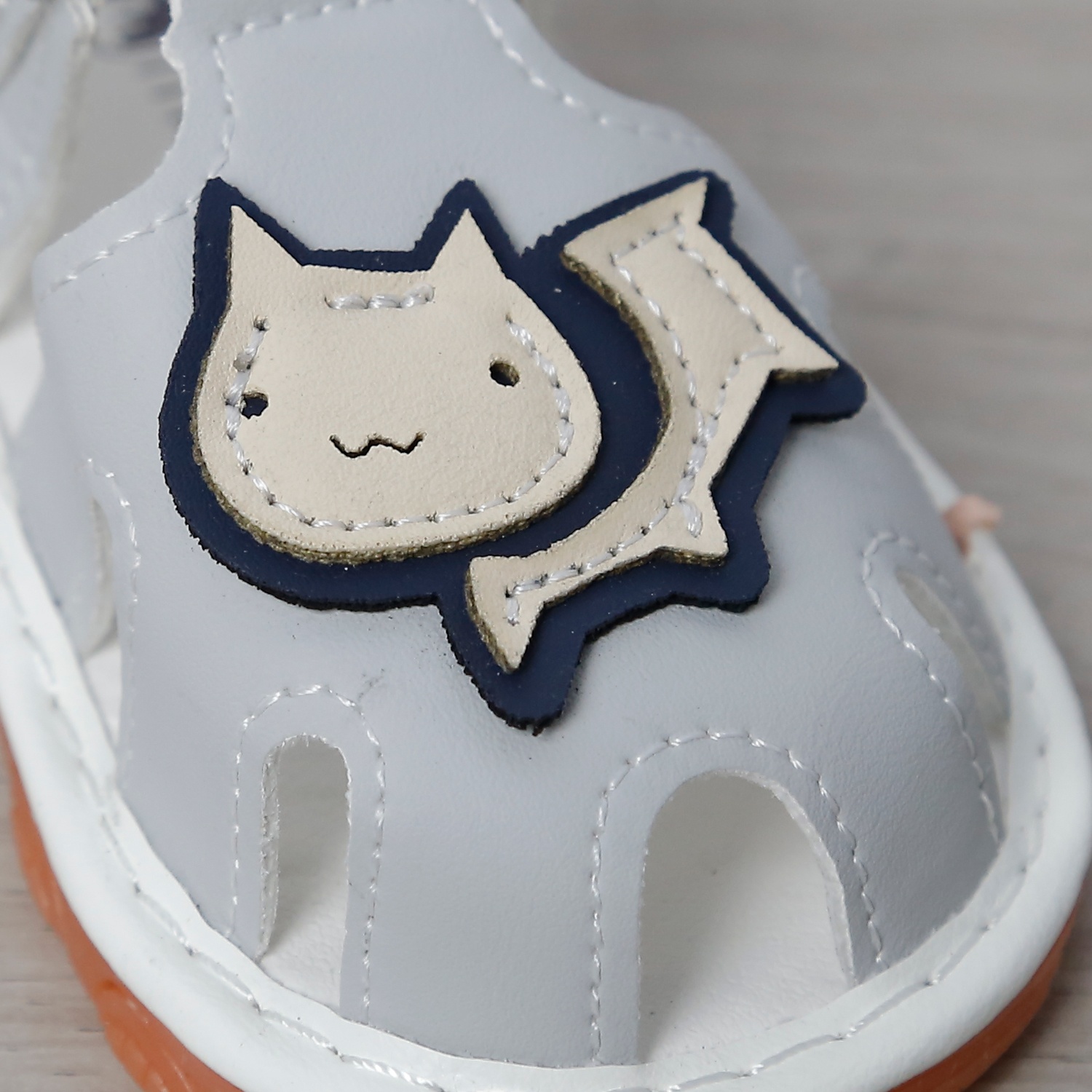 Dép sandal tập đi kèn Mamago 25MS10 Cat (Ghi)