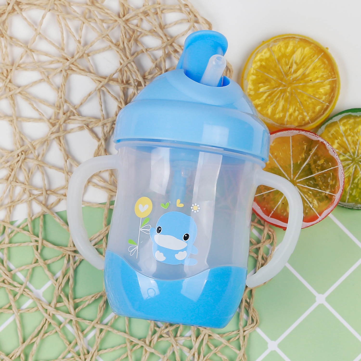 Bình tập uống nước ống hút có tay cầm KU5452 (Màu ngẫu nhiên) hình 1