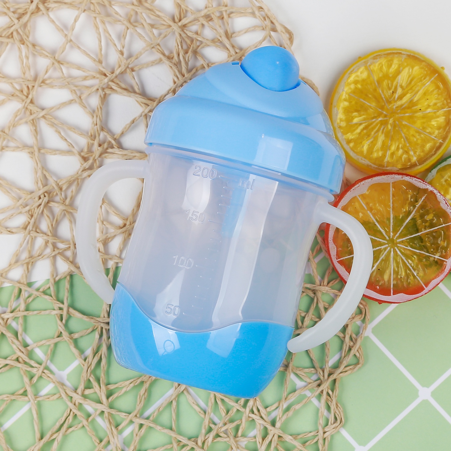 Bình tập uống nước ống hút có tay cầm KU5452 (Màu ngẫu nhiên) hình 3