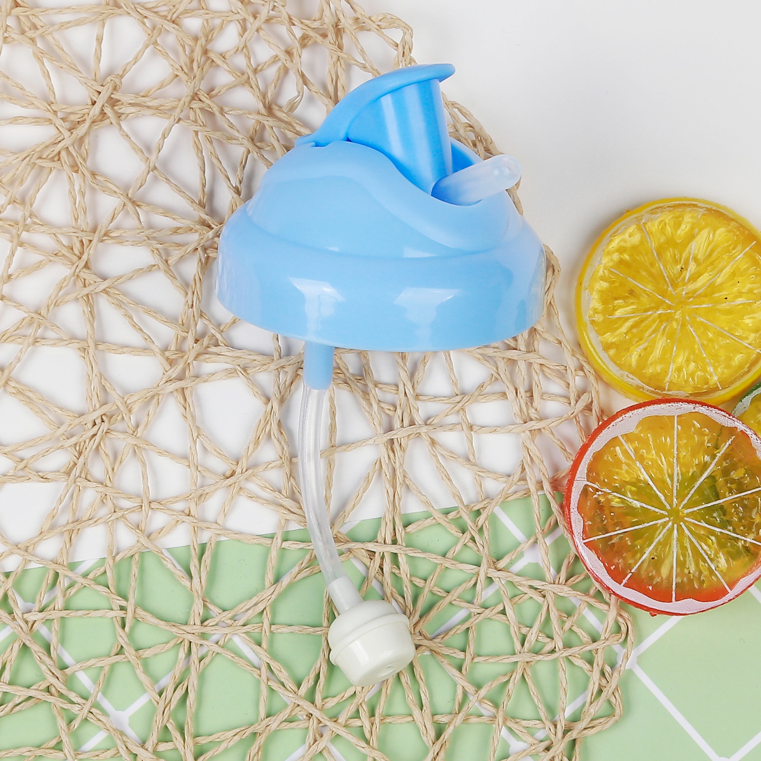 Bình tập uống nước ống hút có tay cầm KU5452 (Màu ngẫu nhiên) hình 2