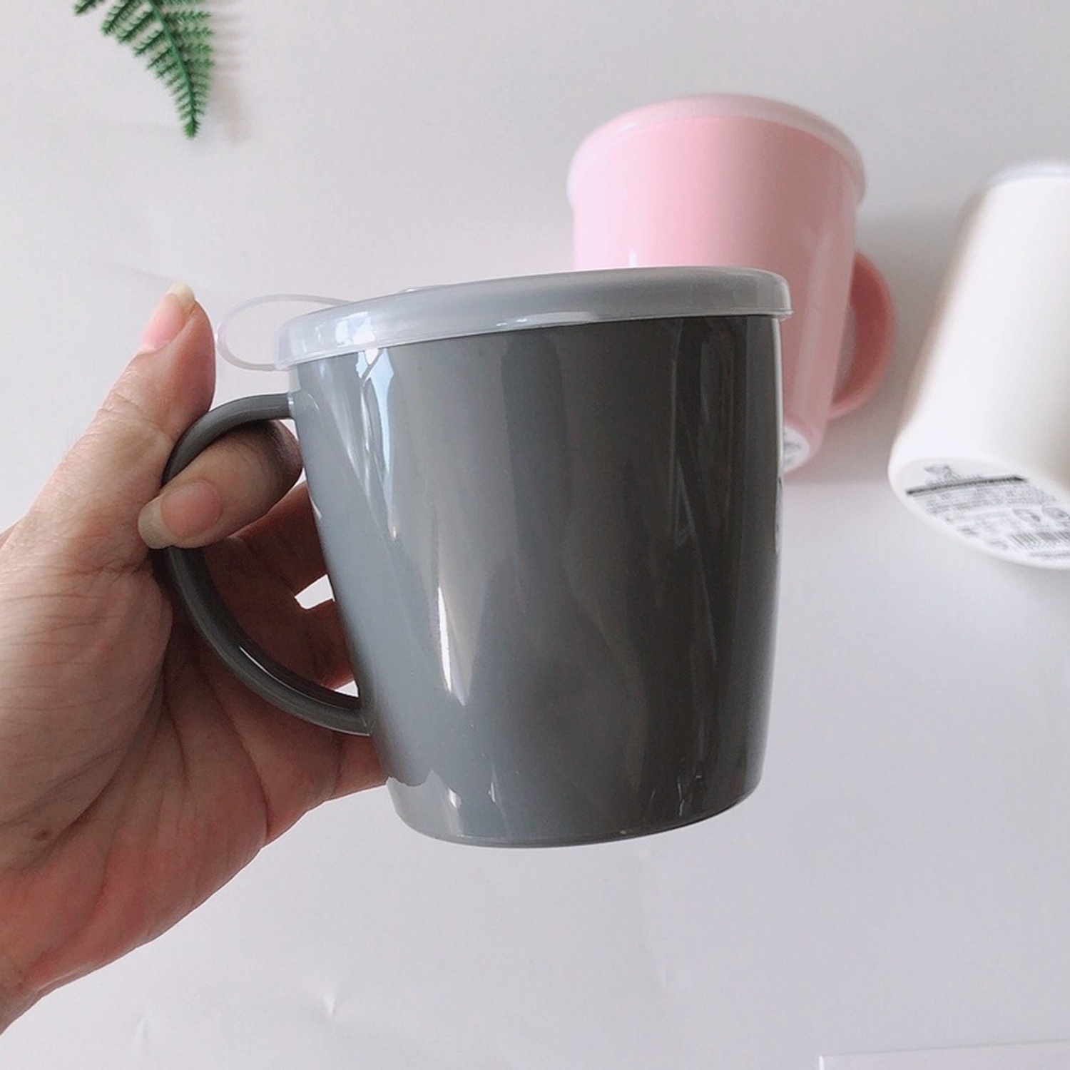 Cốc uống nước Konbini có lỗ cắm ống hút 300ml hình 1