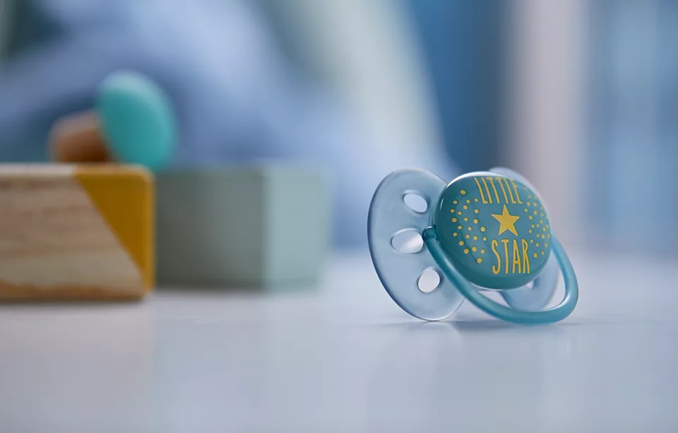 Ty ngậm Philips Avent SCF528/01 cho bé 6-18M - Màu xanh hình 4