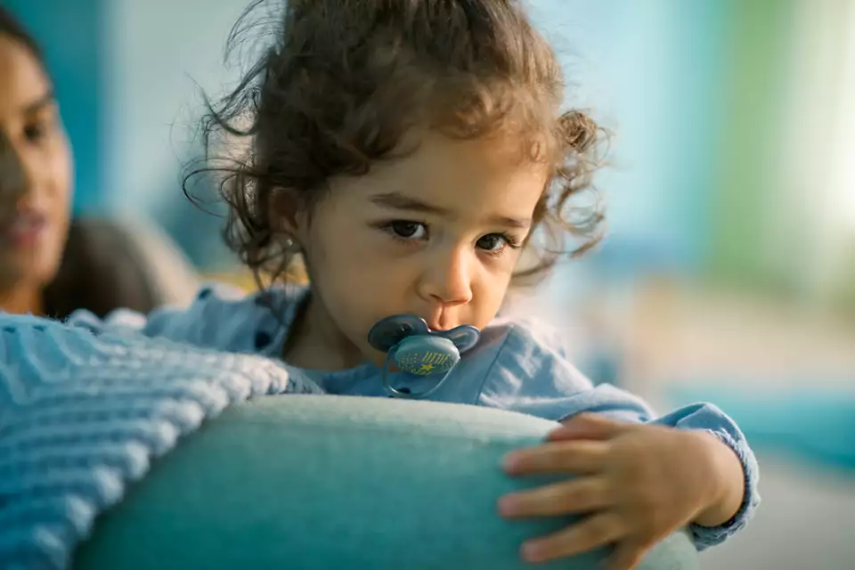 Ty ngậm Philips Avent SCF528/01 cho bé 6-18M - Màu xanh hình 5