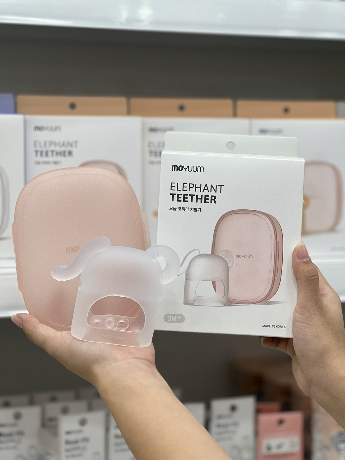 Gặm nướu Moyuum silicone chống mút tay hình voi (Trong suốt) hình 3