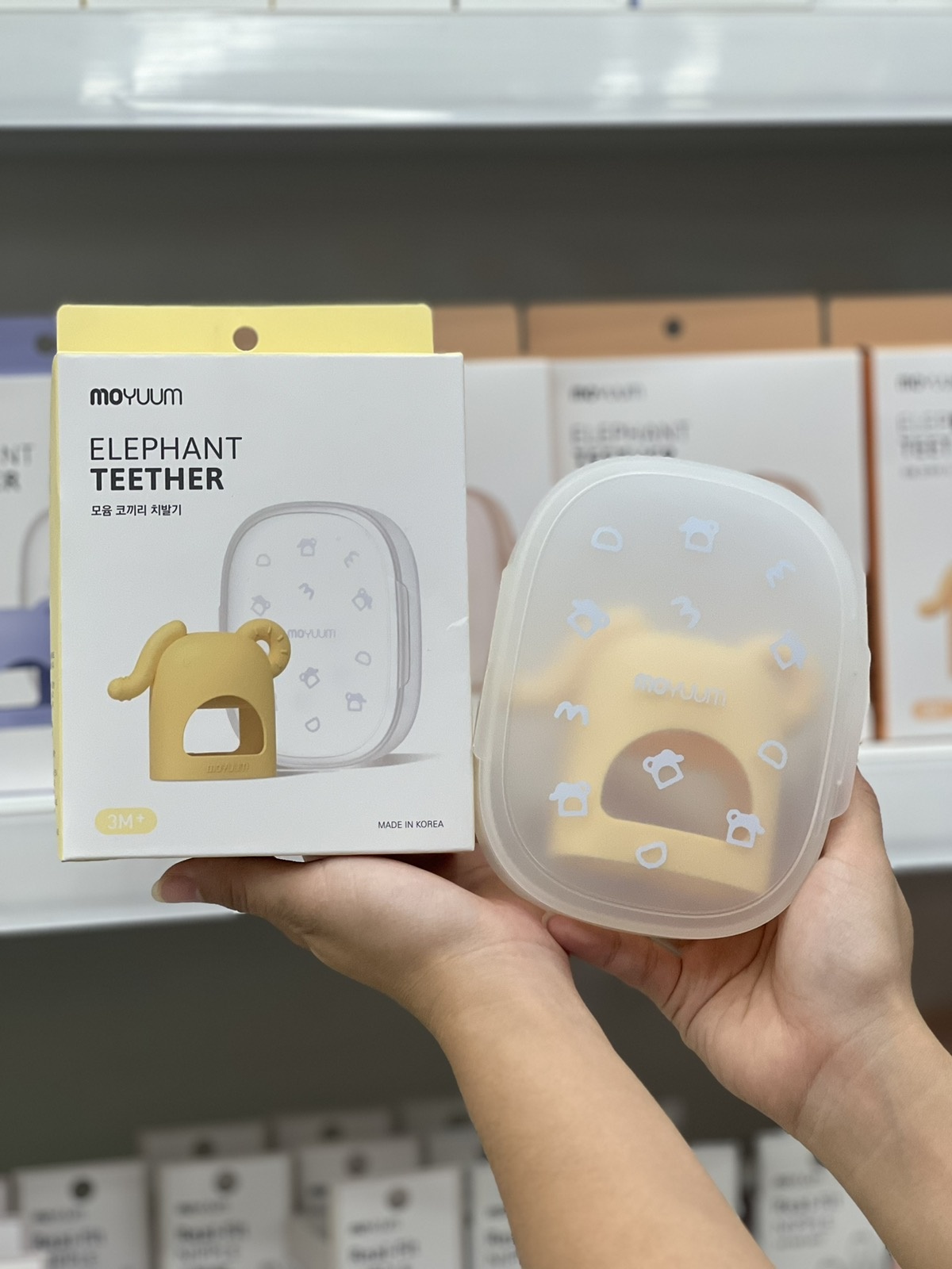 Gặm nướu Moyuum silicone chống mút tay hình voi (Vàng)