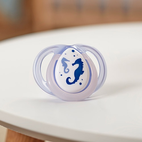 Ti ngậm dạ quang Tommee Tippee 0-6m vỉ đơn hình cá ngựa hình 6