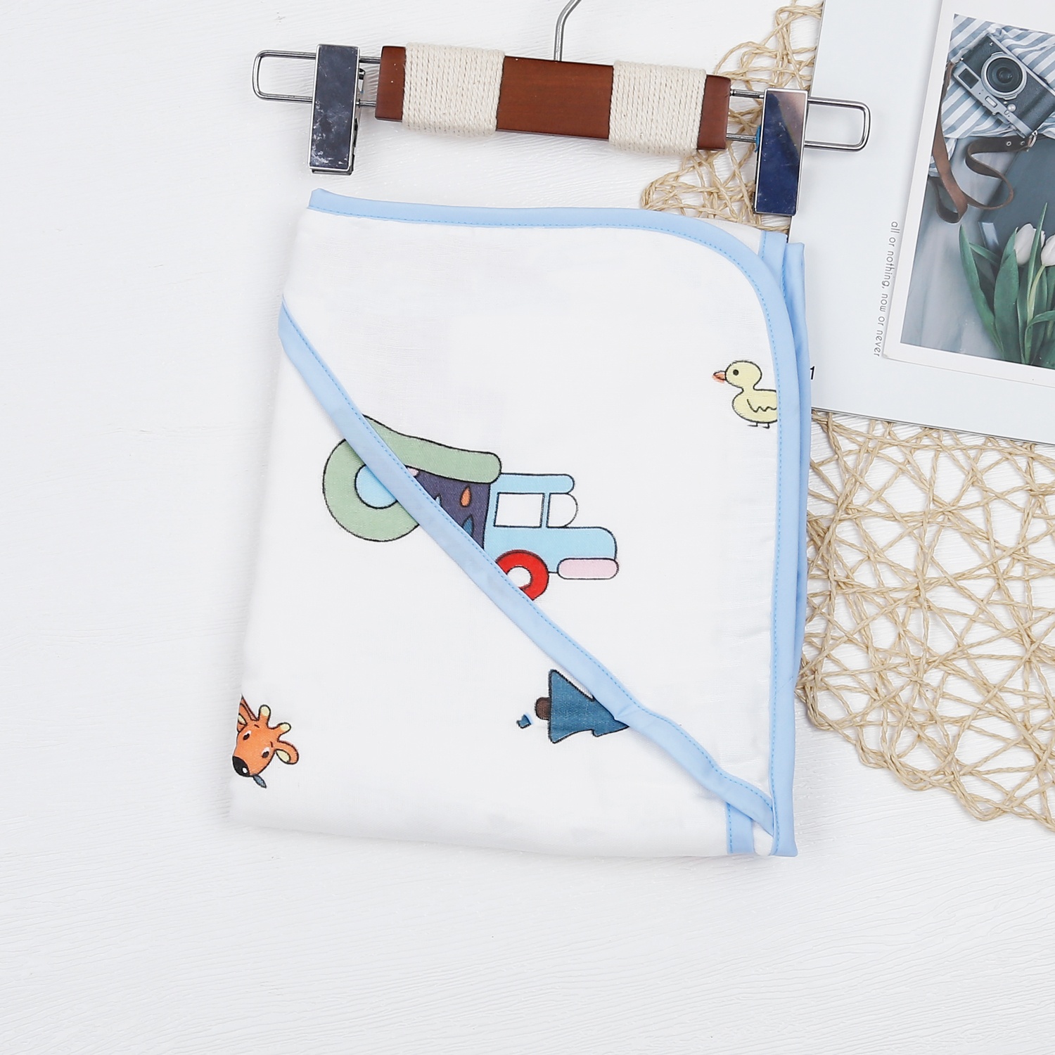 Khăn xô ủ xuất Nhật 6 lớp in hình có mũ (75x75cm) hình 1