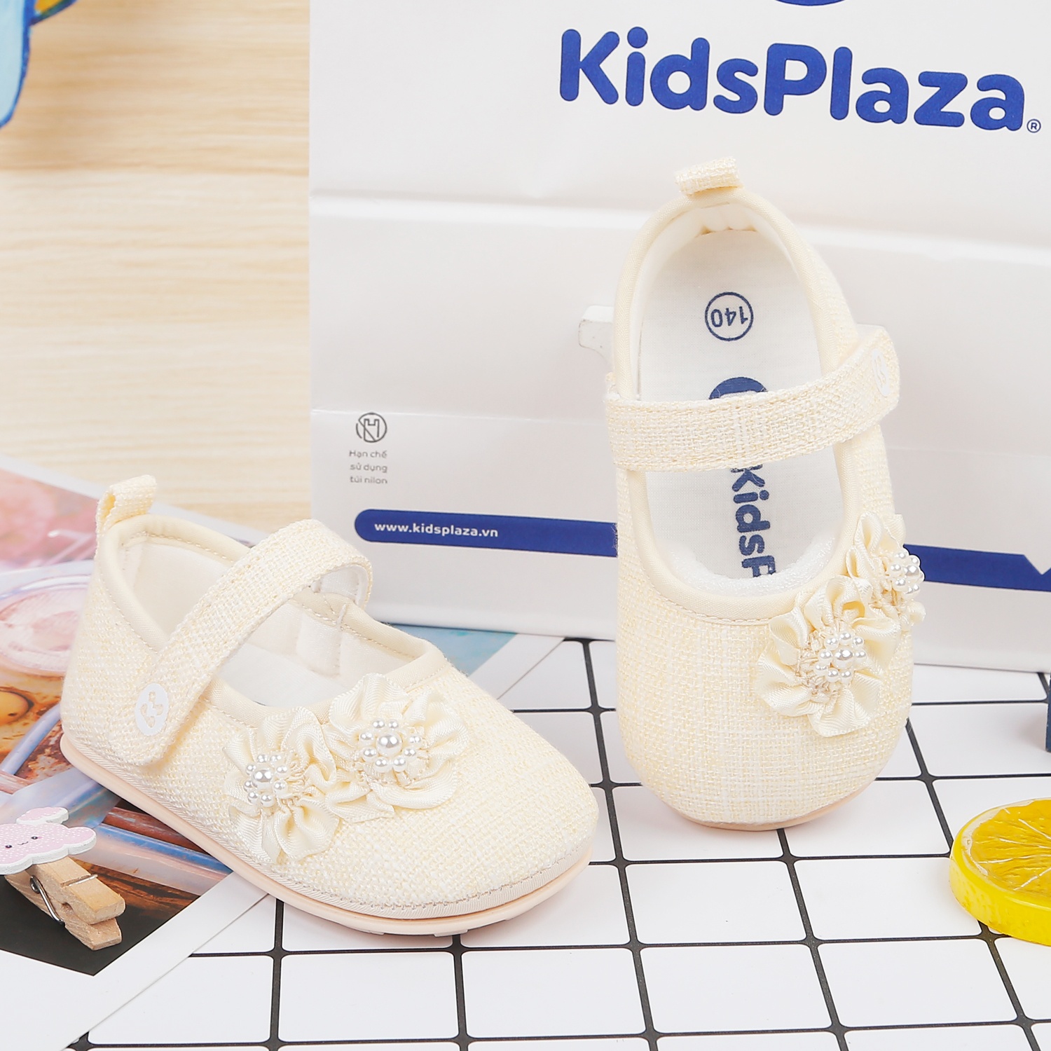Giày tập đi KidsPlaza 22K-S1 đính hoa (Be) hình 1