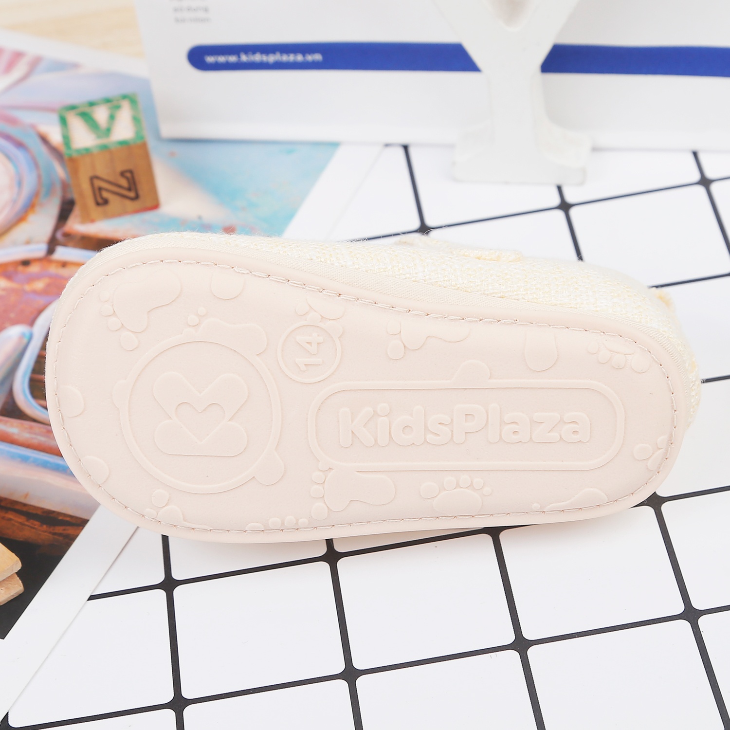 Giày tập đi KidsPlaza 22K-S1 đính hoa (Be) hình 5