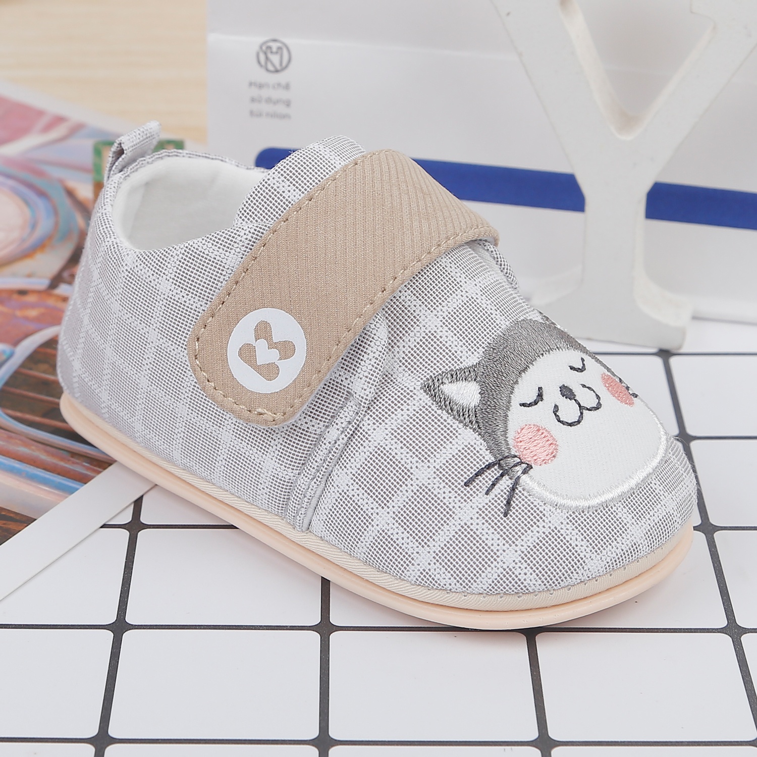 Giày tập đi KidsPlaza 22K-S5 thêu mèo (Ghi) hình 2