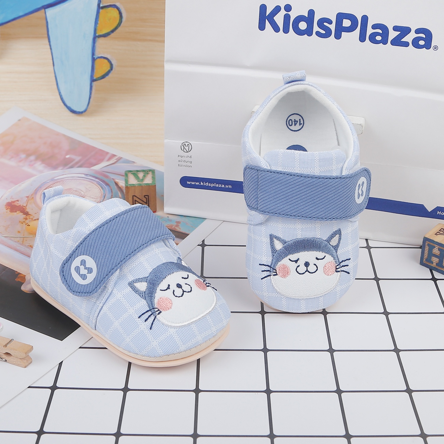 Giày tập đi KidsPlaza 22K-S5 thêu mèo (Xanh) hình 1