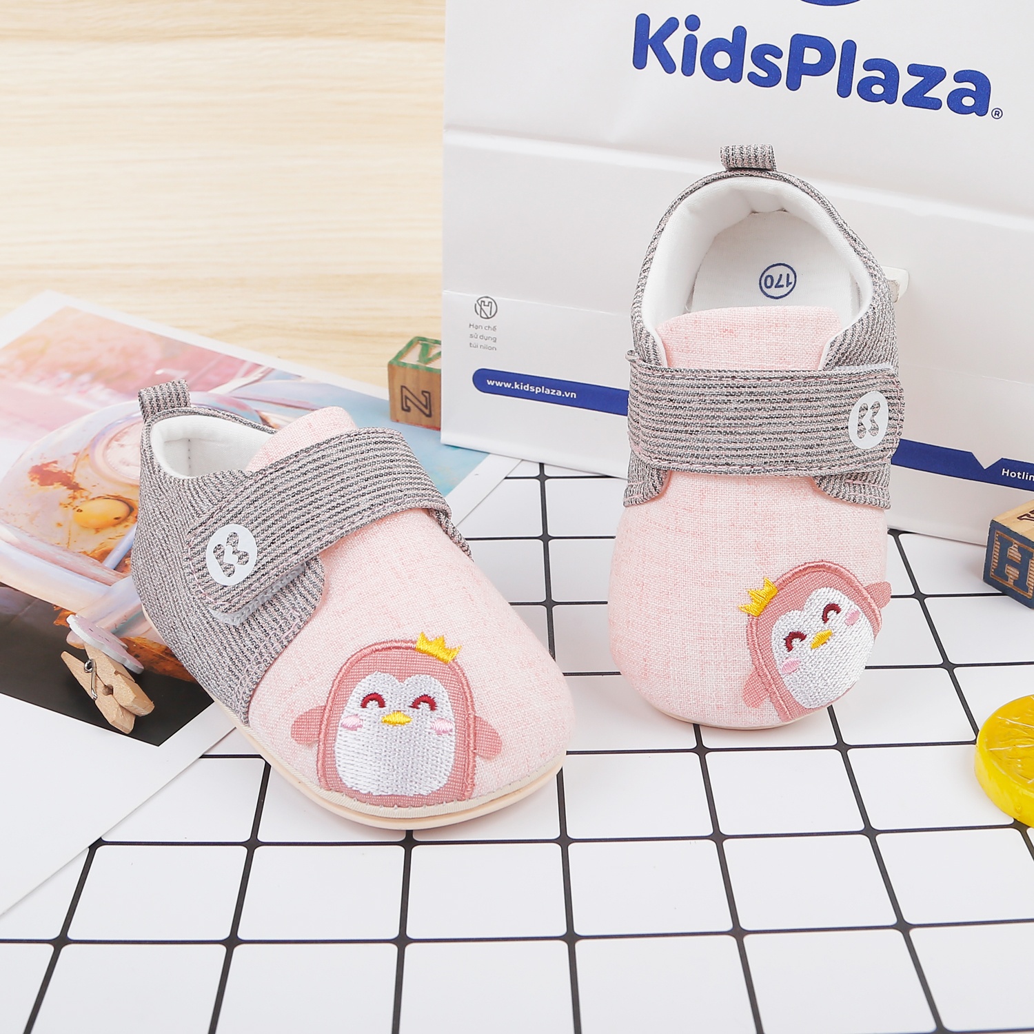 Giày tập đi KidsPlaza 22K-S6 hình Penguin (Hồng) hình 1