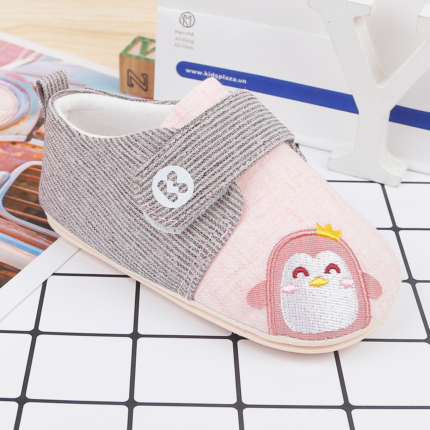 Giày tập đi KidsPlaza 22K-S6 hình Penguin (Hồng) hình 2