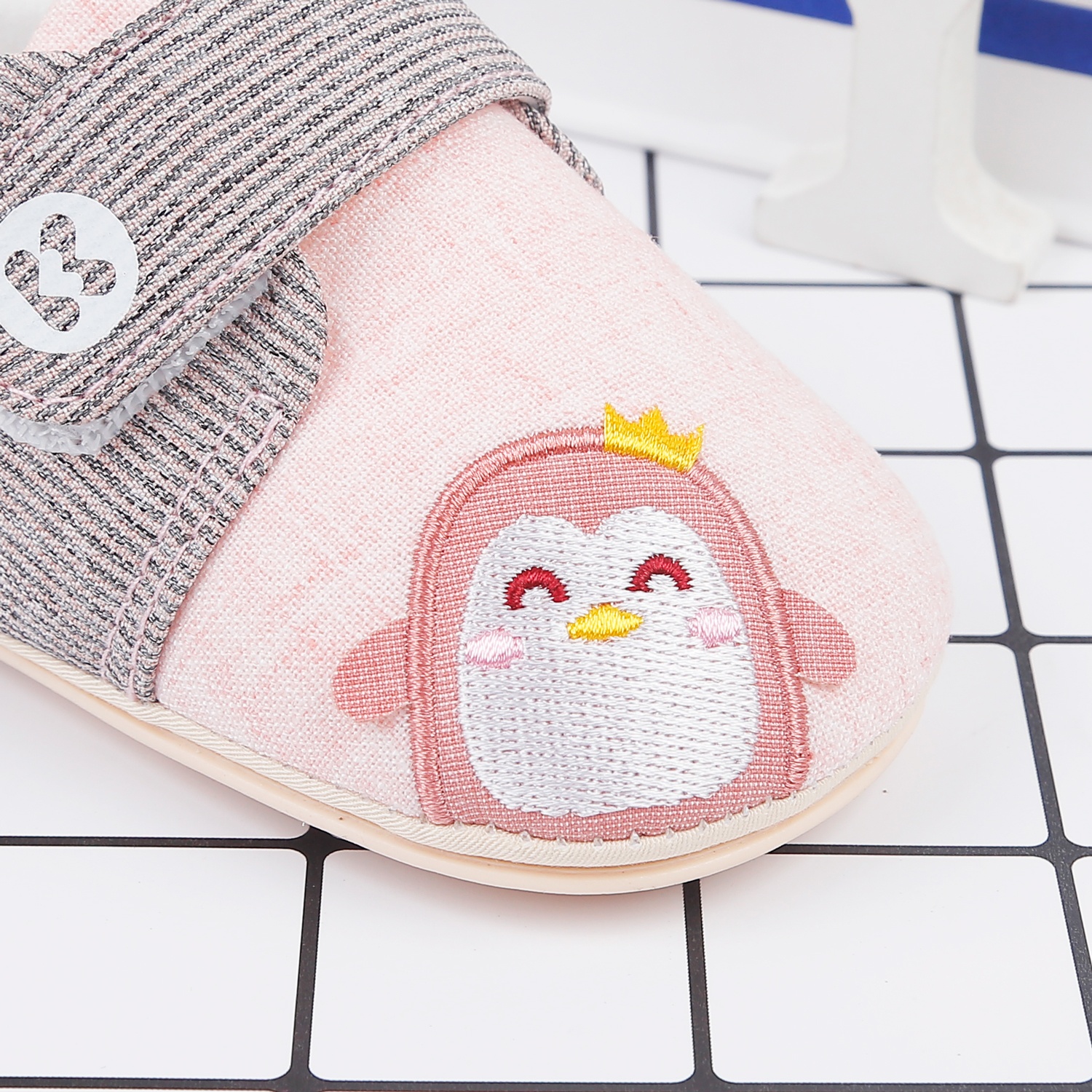 Giày tập đi KidsPlaza 22K-S6 hình Penguin (Hồng) hình 3