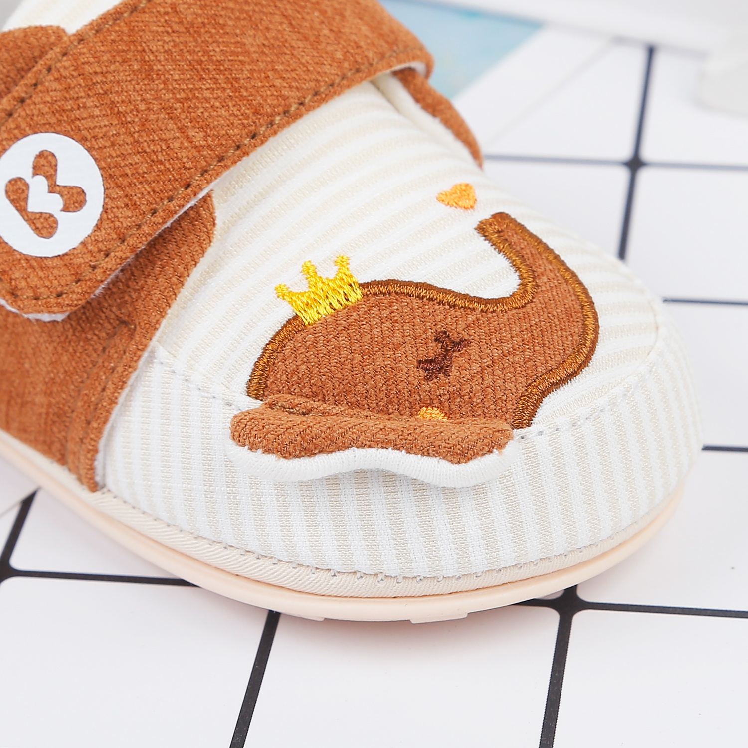 Giày tập đi KidsPlaza 22K-S7 thêu voi (Nâu) hình 3