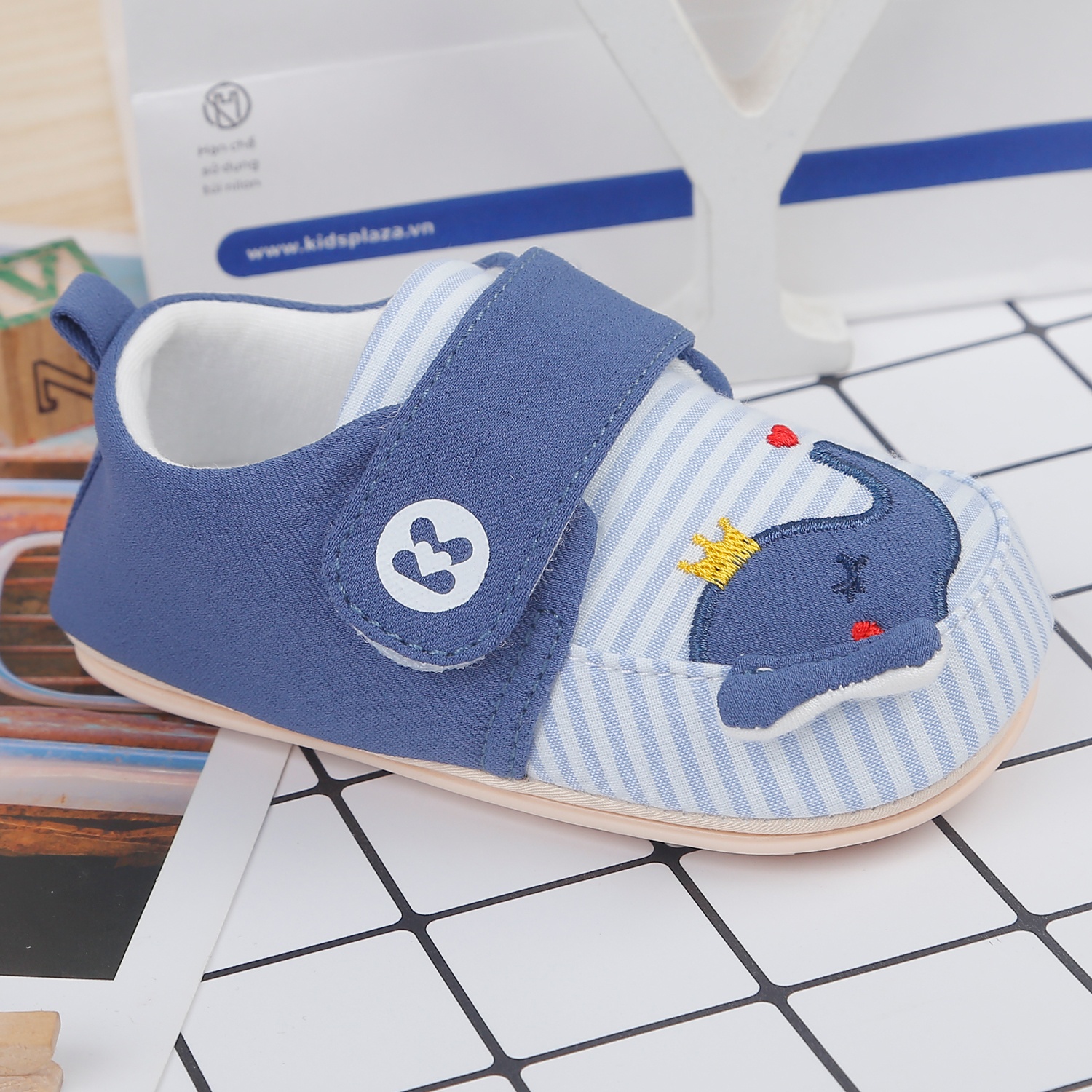 Giày tập đi KidsPlaza 22K-S7 thêu voi (Xanh) hình 2