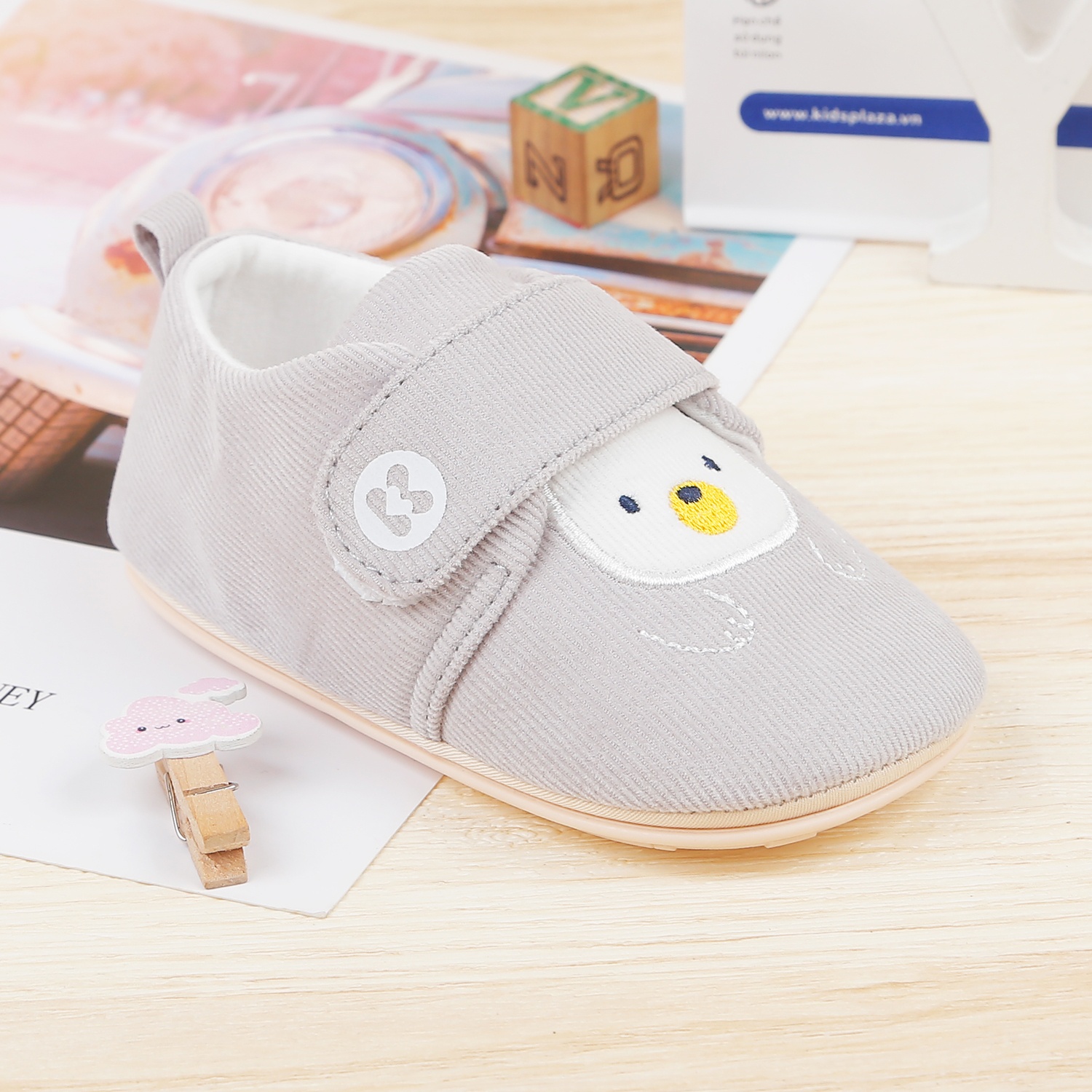 Giày tập đi KidsPlaza thêu gấu 22K-S4 (Ghi) hình 2