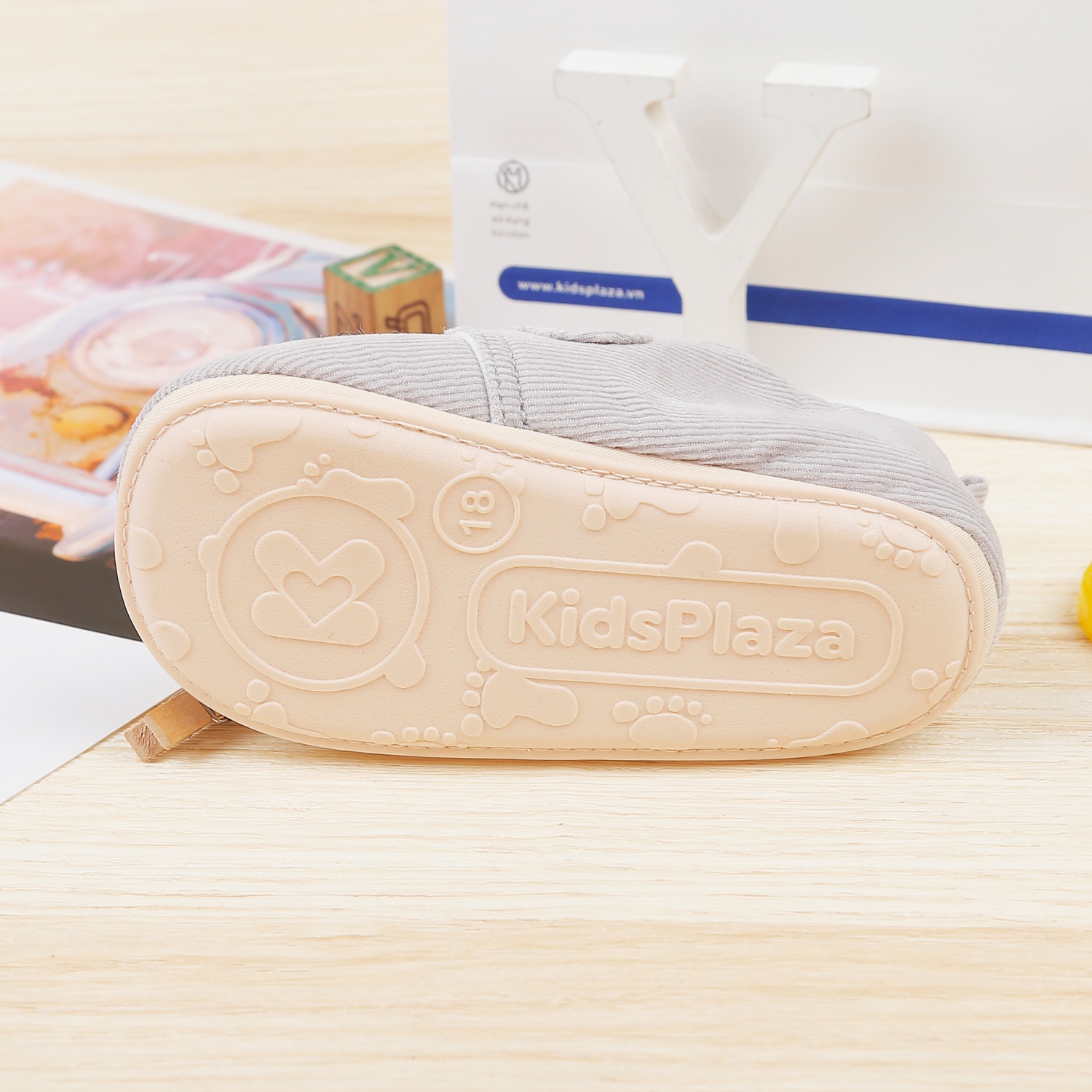 Giày tập đi KidsPlaza thêu gấu 22K-S4 (Ghi) hình 5
