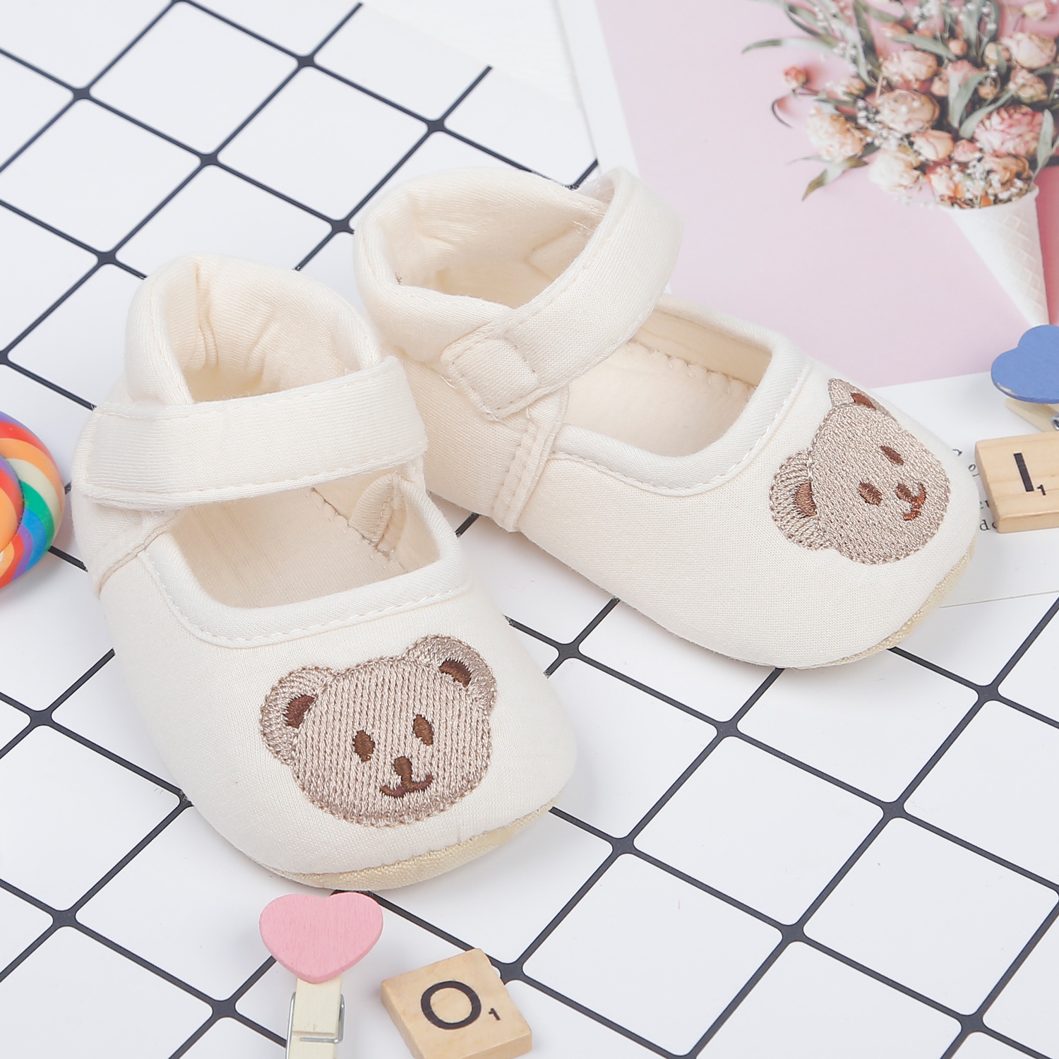 Giày tập đi cho bé thêu gấu AC22 (Be) hình 1