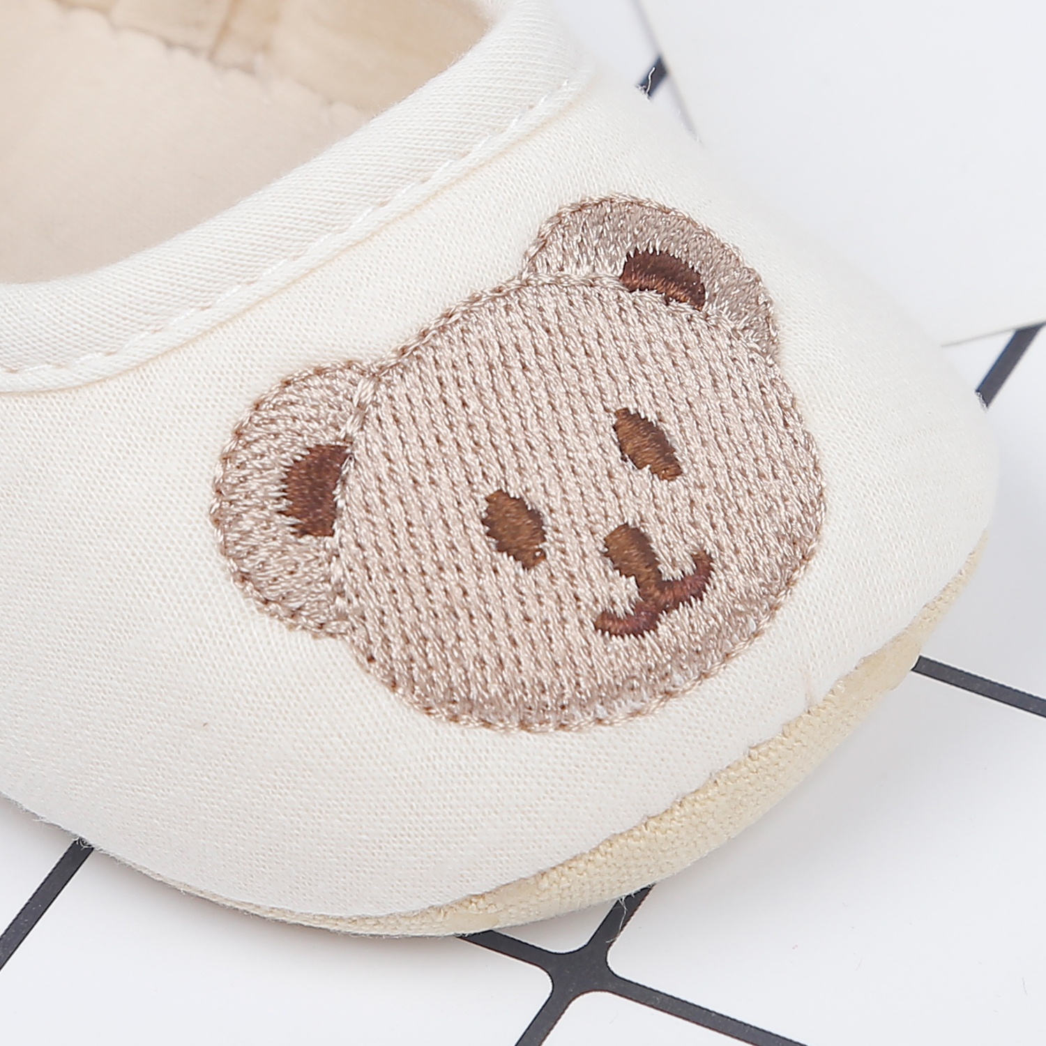 Giày tập đi cho bé thêu gấu AC22 (Be) hình 3